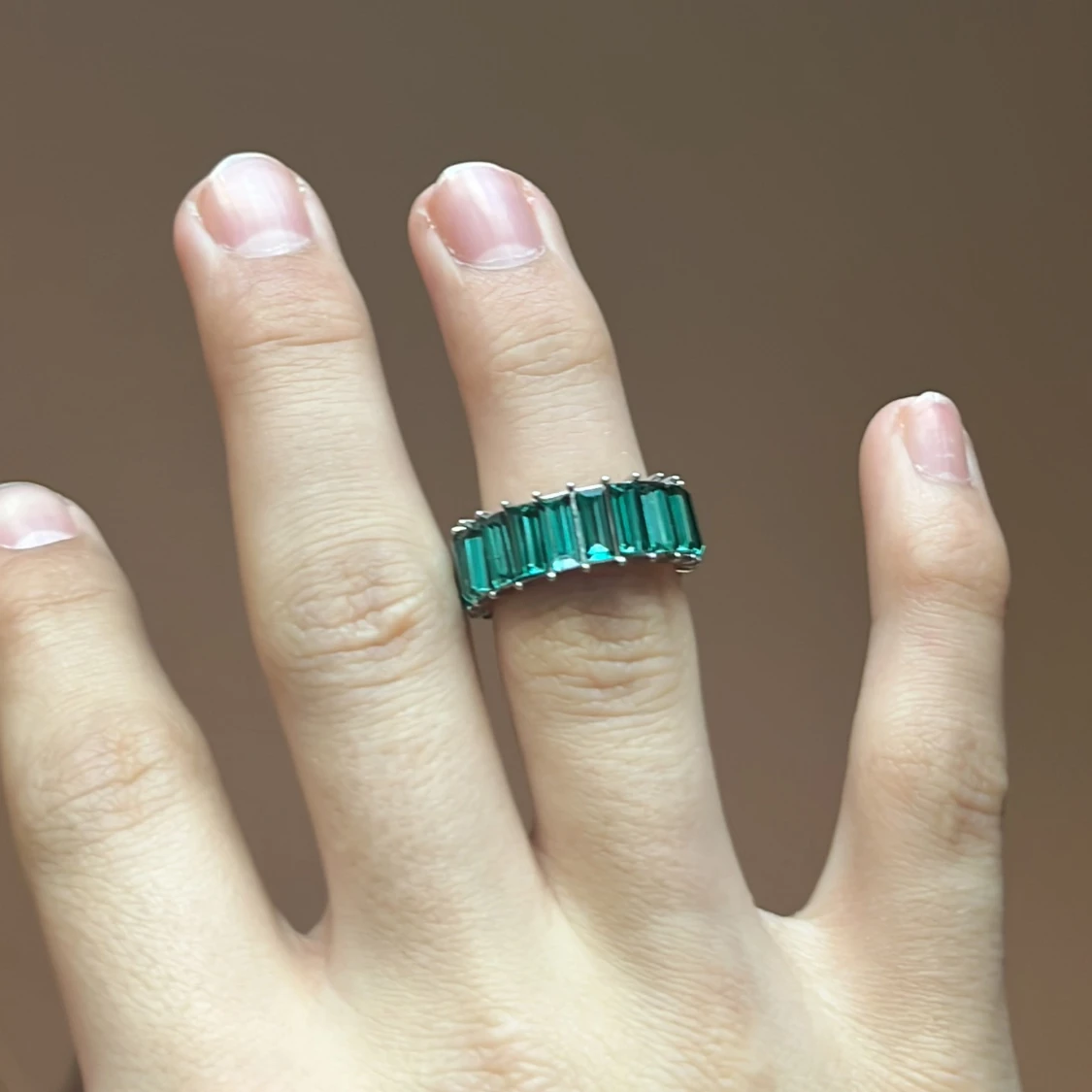 Ring med gröna stenar - 1