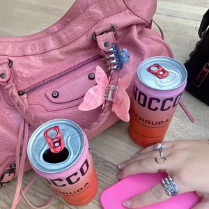 Rosa axelväska med dragkedja - Snygg rosa balenciaga väska i skinn med flätade detaljer och dragkedja. Väskan har ett praktiskt handtag och en avtagbar spegel. Perfekt för att bära med sig det nödvändigaste med stil. Har kvitto kvar från vestier collective. OBS, möts endast upp i Stockholm då det gäller så stort belopp. 