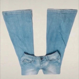 Blå jeans med bootcut - Snygga ljusblå jeans med bootcut-stil. De har en klassisk femficksdesign och en knappgylf. Perfekta för en avslappnad look.