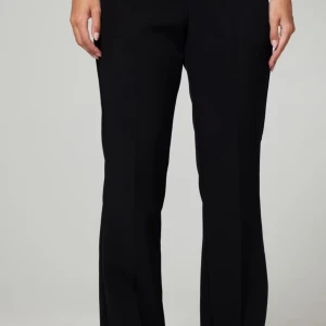 Svarta snygga kostymbyxor från BikBok -  Svarta kostymbyxor från BikBok. I storlek 36, Endast andvända ett fåtal gånger, Inga tecken på användning. Pris går att diskutera💕