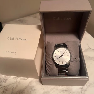 Calvin Klein Klocka - Snygg klocka från Calvin Klein. Bedöm skick genom bilder. Behöver nytt batteri.