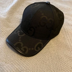 Säljer keps  - Bra form och formar sig efter huvudet när du sätter på dig den mycket bra nu till sommaren och nu när de fortfarande är lite kyligt 