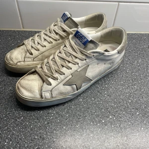 Golden Goose skor - Feta Golden Goose dojjor i ett bra skick, sulan är nästan defektfri som är ovanligt. Storlek 43 och låda, dustbag, passport samt NK kvitto medföljer. 5600kr nypris. Pris kan diskuteras!