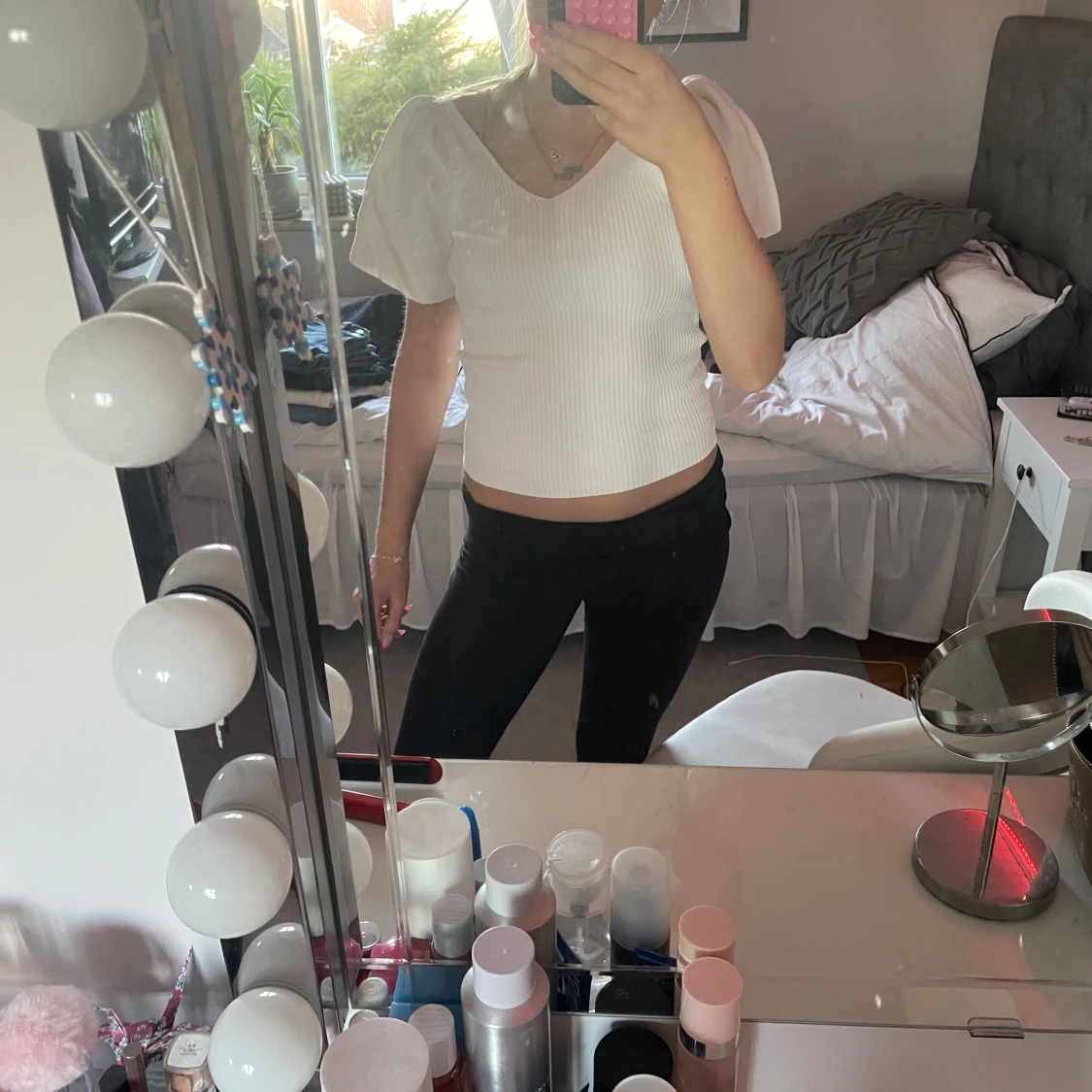 Vit ribbad topp med volangärm - 2