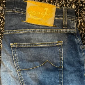 Jacob Cohen jeans - Tjena, säljer nu dessa feta Jacob Cohen jeans i storlek w36. Dem passar w34 och du bör vara runt 185-193. Skick 8/10, väldigt fint skick, men är ett litet hål i vänsterframficka(se bild 4). Modell 622 = Slim. Bara att höra av sig vid funderingar!