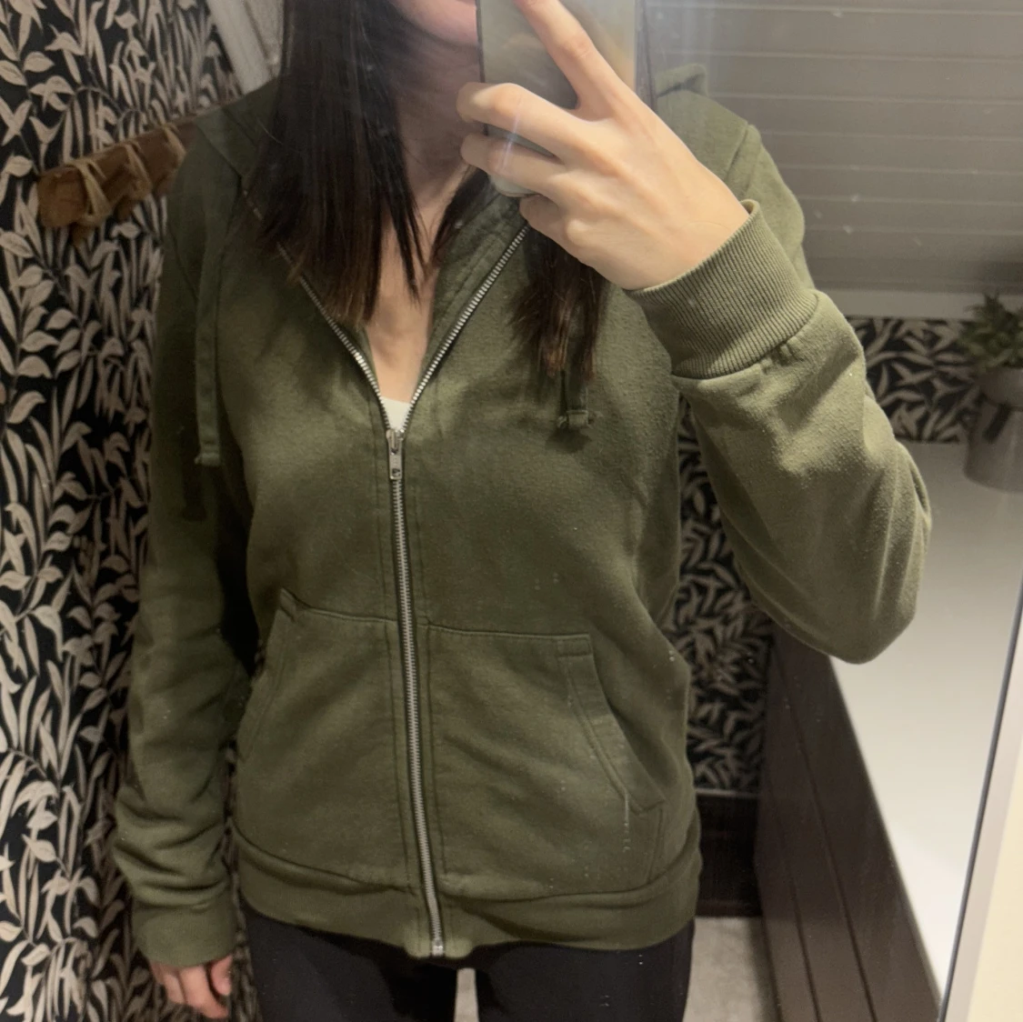 Olivgrön hoodie med dragkedja - 2