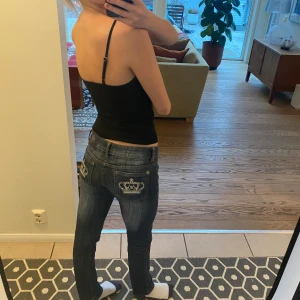 Victoria Beckham jeans - Snygga äkta victoria beckham jeans som är secondhand. I en klassik blå, med de fina kronorna på rumpfickorna som fortfarande är väldigt bra skick men några stenar har förstås ramlat av. Hela byxan är i ett gott skick då jag knappat använt dom. De är i en rak passform med låg midja. Amerikanska Levis måttet 26W. Osäker om längden men runt 31L. Jag är 173 och de sitter bra.