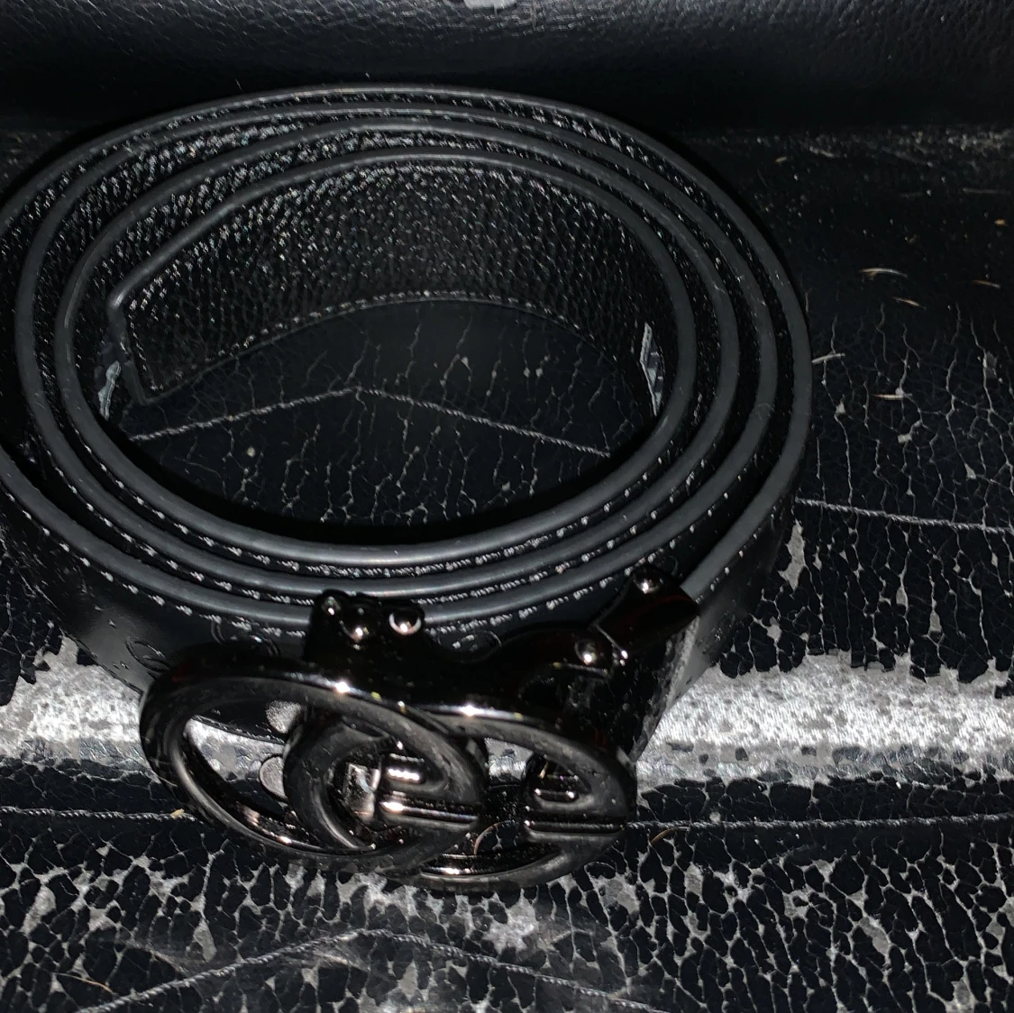 Svart bälte med silverdetaljer