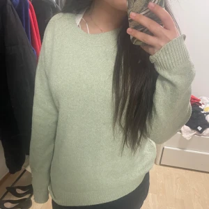 VERO MODA Ljusgrön stickad tröja STORLEK; M - Mysig ljusgrön stickad tröja från VERO MODA  i storlek M med rund hals och långa ärmar. Perfekt för kyligare dagar med ribbade muddar vid ärmslut och nederkant. Inköpspriset var 299kr säljer den för 150kr. Den har inga defekter alls. Den är precis som ny. Jag står inte för frakten. Vänligen Kontakta mig först och klicka ej köp knappen om intresserad. 