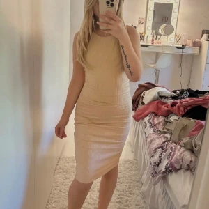 Klänning  - Ribbad klänning med smala axelband, inga defekter 