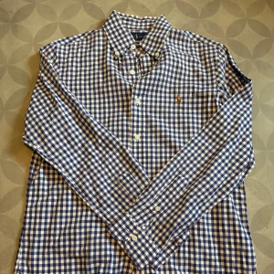 Ralph lauren skjorta Storlek: S - Säljer min andra snygga Ralph Lauren skjorta som legat ett tag i garderoben. Den är använd mycket få gånger och har inga skavanker alls, slim fit. Hör av vid frågor! Priset går att diskutera. 