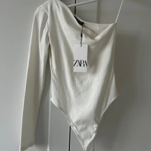 Body från Zara - Snygg vit body utan några defekter. Aldrig använd och prislapp sitter kvar! Skriv för frågor☺️