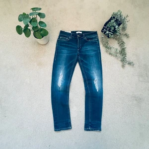 Blå Dondup Monroe W31 jeans - Skit snygga blå jeans från Dondup med slitningar på framsidan. W31, dondup model: Monroe. Nypris 2500-3000kr, och säljer för ett riktigt bra pris, 699kr! Slitningarna går inte rakt igenom utan det sitter ett lager på insidan(tycker de e mycket snyggare). Tveka inte att skriva till mig vid minsta fundering eller intresse! Priset går att sänka vid snabb affär!😄
