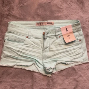 Lågmidjade jeans shorts - Jättefina turkosa lågmidjade jeansshorts. Färgen är mer knallig i verkligheten. Midjemått: 38 cm🩵🩵