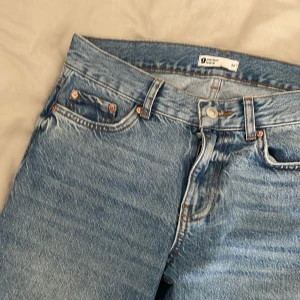 Low waist jeans  - Gina tryckts low waist raka jeans❤️ älskar super snygga men inte riktigt min stil  Storlek 32 pen de har stretchats ut lite så de skulle passa någon som har 34 och även du som har 32