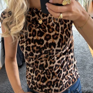 Leopardmönstrad topp - Säljer en snygg leopardmönstrad topp med korta ärmar. Använd max 5 gånger