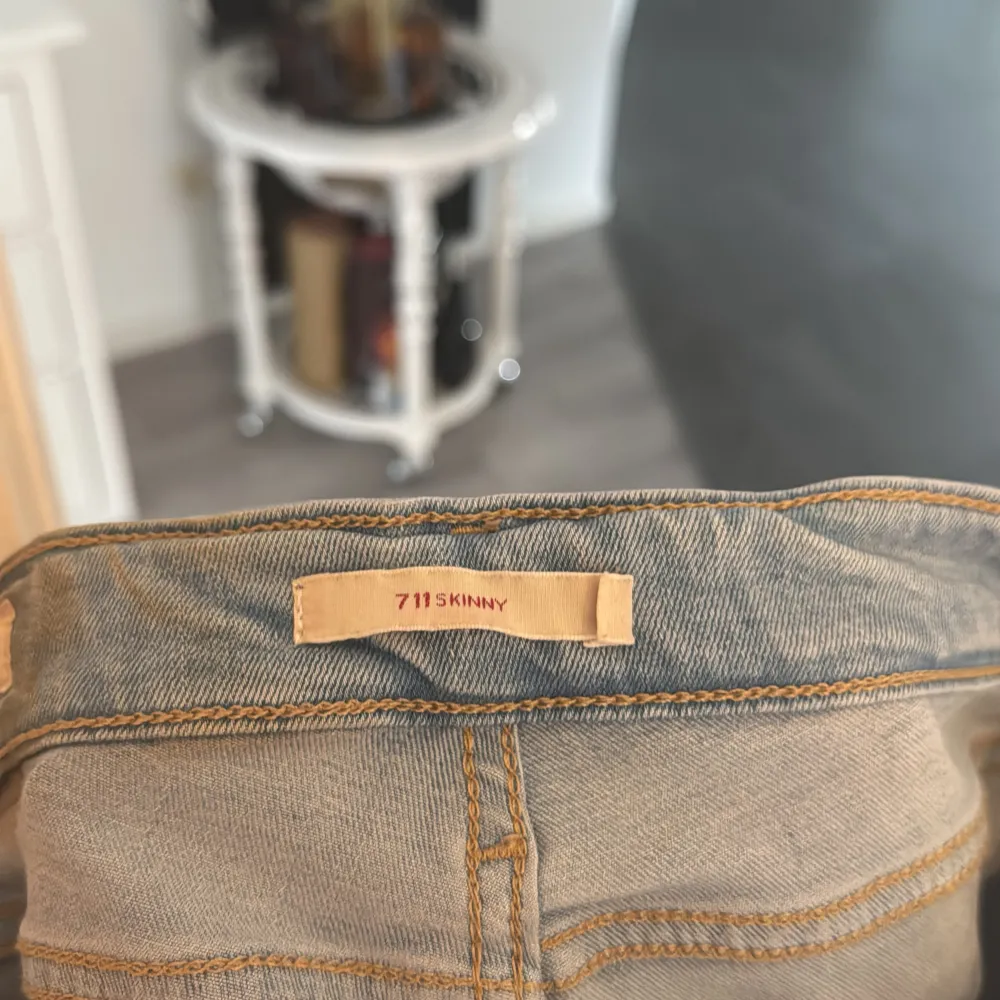 Snygga Levi's 711 Skinny jeans i en ljusblå nyans. Dessa jeans har en tight passform och är midwaist, vilket ger en smickrande siluett. Perfekta för en stilren look.🤩. Farkut & Housut.