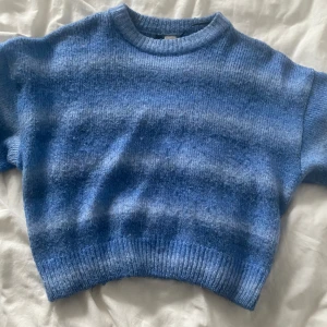 Ljusblå stickad tröja - Säljer denna stickade tröjan då den inte längre kommer till användning. Köpt ca 1,5 år sen på plick. Använd vid flera tillfällen och har defekter i form av noppror(se bild 3). Kontakta mig vid eventuella frågor. Köp nu är på!💞