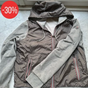 Moncler cardigan - LAGERRENSNING! En riktigt snygg moncler cardigan för ett galet pris! 