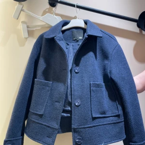 Mörkblå kappa💞 - En superfin kappa från lager 157. Den är i jättefint skick och har inga defekter. Säljer då den är för liten!🩷