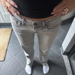 Grå jeans - Snygga grå jeans med en klassisk design. De har en normal passform och är perfekta för en avslappnad stil. Från Nelly, straight modell🥰använda en eller två gånger!