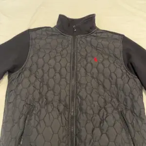 Säljer en svart snygg Ralph lauren cardigan. Storlek L i barn vilket motsvarar S i vanlig xs i vanlig men passar S också. Inga defekter på den. det är ett väldigt bra pris för en Ralph lauren cardigan. Perfekt för dig som vill se riktigt bra ut. Skicka vid funderingar. Ingen fast pris så kom med förslag