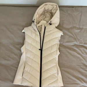 Beige Zara väst - En helt ny Zara väst. Har använts 1 gång. Priset kan diskuteras.