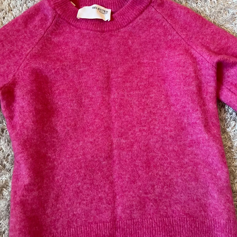 Säljer en snygg rosa stickad tröja från Selected Femme. Tröjan har en rund halsringning och långa ärmar, perfekt för kyligare dagar. Tröjan är i xs men är liten i storleken så skulle säga xxs. Nypris är 699, säljer då den är lite liten på mig.😊(pris kan diskuteras). Neuleet.