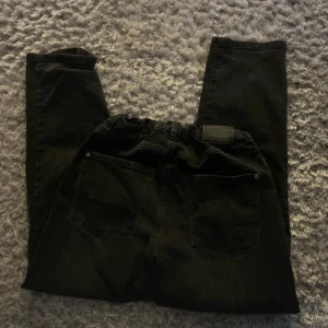 Svarta baggy jeans - Säljer ett par svarta baggy jeans med loose fit. De har en elastisk midja och är perfekta för en avslappnad stil. Passar bra till sneakers eller kängor. Skriv vid funderingar 