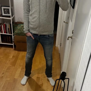 Dondup jeans - Säljer ett par feta dondup jeans med sköna slitage och fade. Modellen är okänd men sitter slim som George/sammy. Ändå flaw så vitt jag vet är lappen som syns på bild fem på insidan som gått bort en del. Bara komma pv om frågor!🔥💯🤩