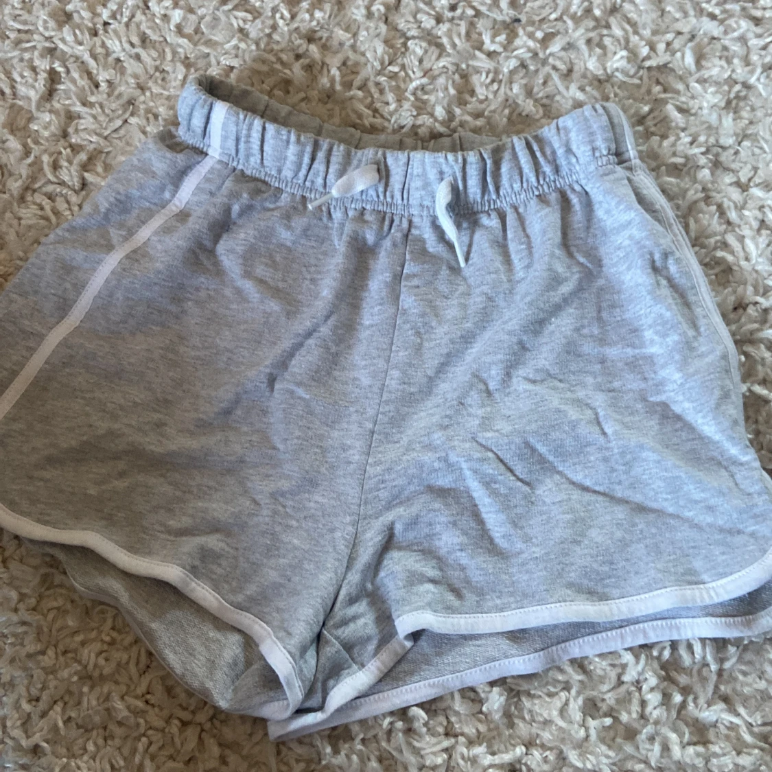 Grå shorts från H&M