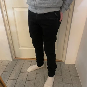 Replay anbass  - Säljer dessa feta replay anbass jeans för ett galet pris. Nypris:ca 1500kr| vårat pris: 490kr!!! Inga defekter och är i mycket bra skick. Storlek W29 L32 . Hör gärna av er vid eventuella frågor🙌😉