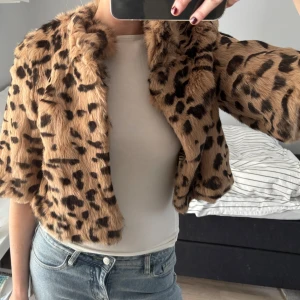 Pälsjacka - Jätte söt kortärmad pälsjacka🫶🏼Står att det är storlek XL men skulle säga att den sitter som en S! 