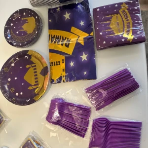 Ramadan Kareem set  - Säljer ett nytt set paket med Ramadan Kareem-tema. Innehåller lila och gula tallrikar, servetter och muggar med stjärnmönster och moskémotiv. Perfekt för att fira Ramadan med stil. Paketet inkluderar även lila sugrör. 24 stk av vardera skedar, knivar, gafflar, mat tallrikar & tårt tallrikar , servetter och bordsduk cirka 2m lång 1,5 m bred samt 24 ☪️ drick glas. Eid mubarak 🥰