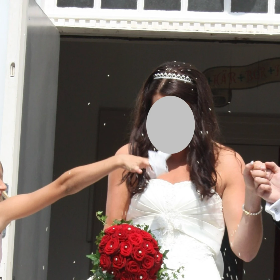 Vit axelbandslös brudklänning med spetsdetaljer - 4