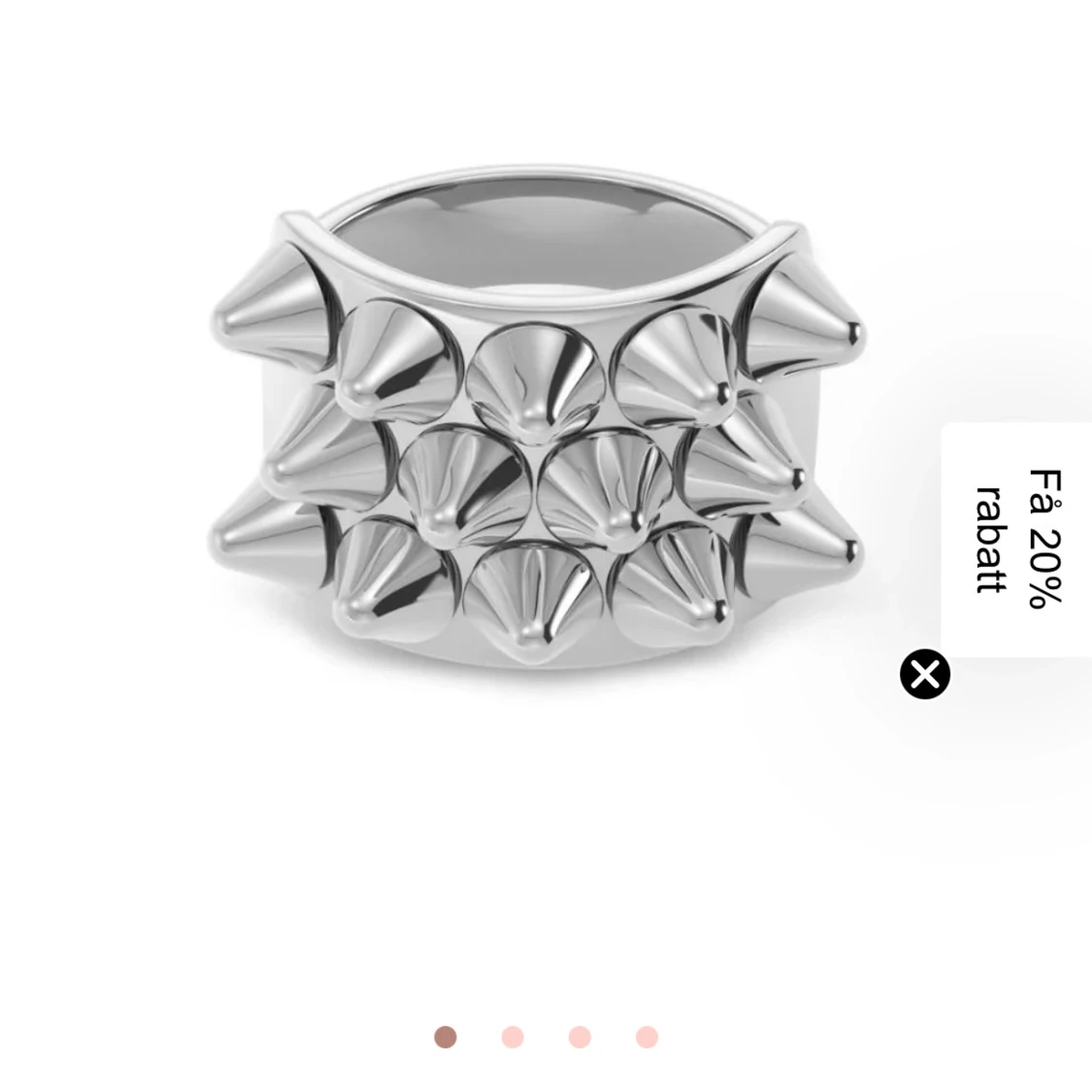 Silverfärgad ring med nitar från Edblad