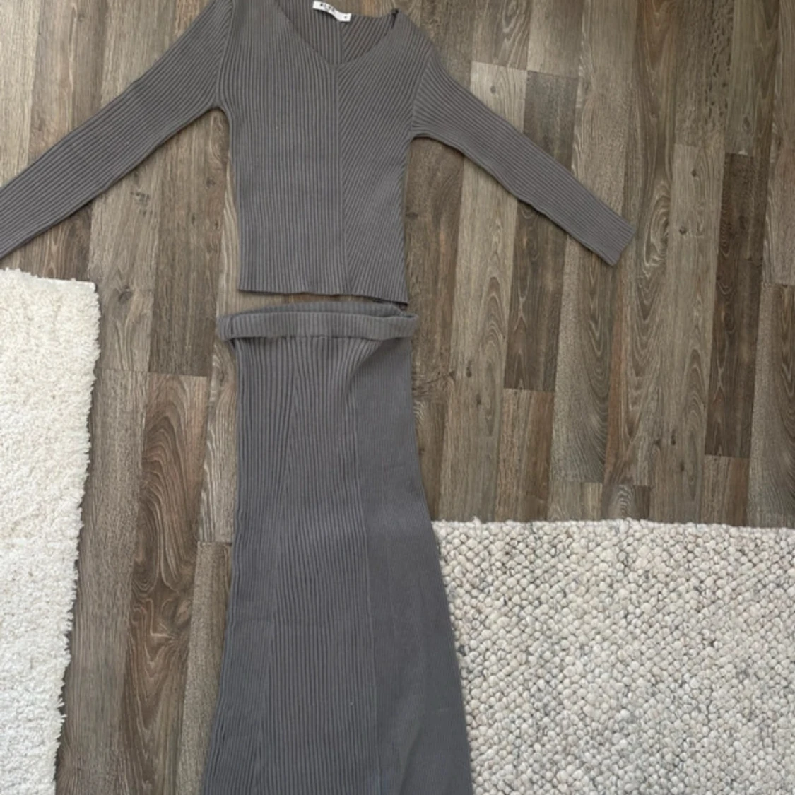 Grå ribbad tröja från NA-KD - 1