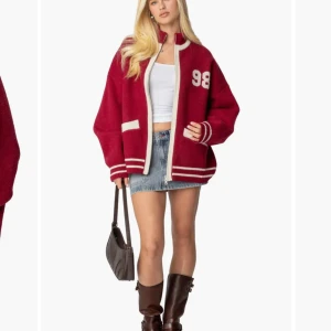 Röd bomberjacka med nummerdetalj - Säljer denna skit coola koftan/jackan perfekt till våren!!!! Sitter bra på mig som brukar ha S