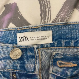 Blå jeans från Zara - Snygga blå jeans från Zara i klassisk stil. De har en rak passform och är tillverkade i denim. Perfekta för en avslappnad look.