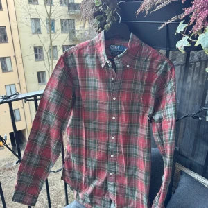 Rutig skjorta från Polo Ralph Lauren - Mycket fin skjorta inför skolan/jobbet eller vardagen 🤩  •Skick:9/10 lite urtvättad annars fin  •storlek📏: M  •Nypris/Butikspris:💰 ~1599kr   Köp gärna i bundles för att underlätta i frakt och på detta vis blir jag mer flexibel i pris! Våga buda! 🚚🤝