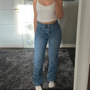 Blå jeans med hög midja - Snygga blå jeans med hög midja med knappar istället för dragkedja. De har en straight passform💗
