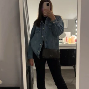 Blå jeansjacka - Säljer min jeansjacka ifrån mango, Jackan har långa ärmar och knappar framtill. 