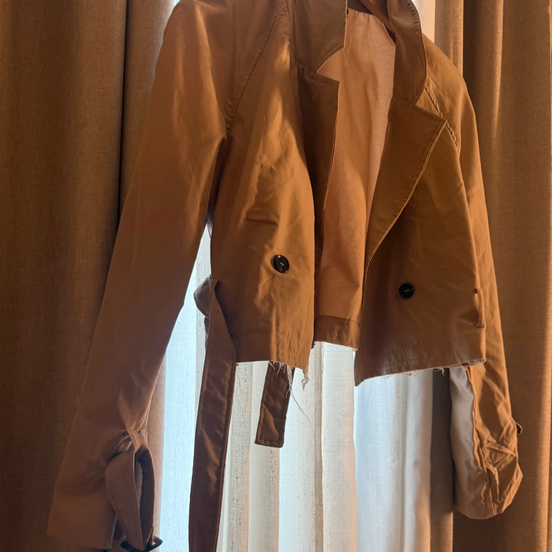 Beige croppad trenchcoat med bälte - 2