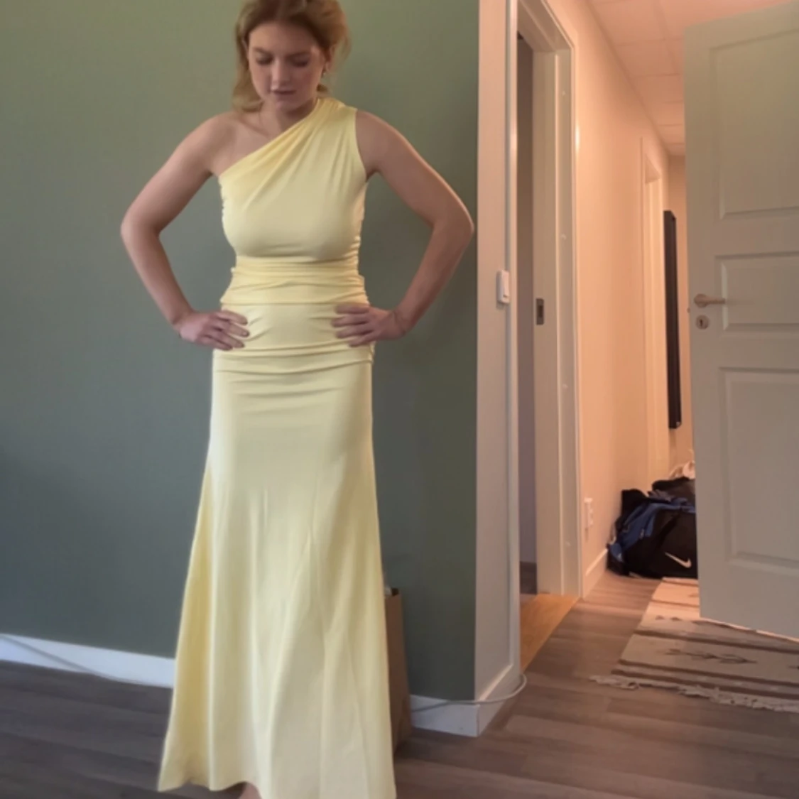 Ljusgul långklänning med oneshoulder - 1