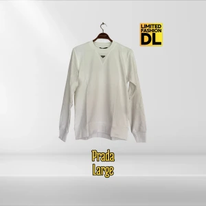 Vit sweatshirt från Prada storlek Large - Snygg vit sweatshirt från Prada i storlek Large. Tröjan har en klassisk rund halsringning, långa ärmar och diskret Prada-logga framtill. Tillverkad i mjuk bomull för en clean och stilren look. Perfekt för dig som gillar minimalistisk design och exklusiva märken. Helt ny för stor för mig.