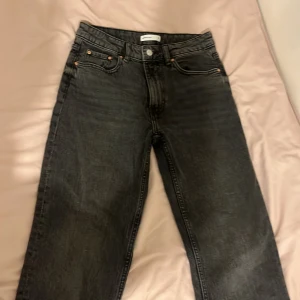 Svarta straight jeans från Perfect Jeans - Säljer ett par svarta jeans från Gina tricot i rak modell. Jeansen har klassisk femficksdesign, hög midja och snygg tvättad finish. Perfekta för dig som gillar en enkel och stilren look. Passar till allt och är superbekväma. Använt ca 2 gånger