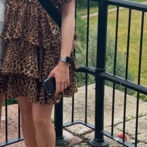 Leopardmönstrad kortklänning NA-KD - Superfin kort klänning från NA-KD med leopardmönster, v-ringning och volangdetaljer. Klänningen har korta ärmar och är tillverkad i ett lätt, flowy material som känns luftigt. Perfekt för dig som vill sticka ut med en trendig look.