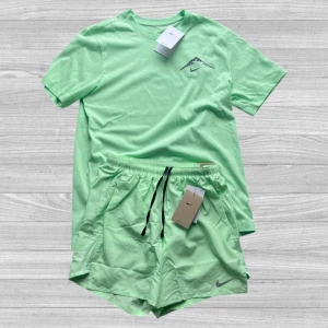Nike Trail & Nike Miler - Nike Trail & Nike Miler shortsset i färgen grön💚 Perfekt shortsset nu i sommar. T-Shirt storlek: M. Shorts storlek: S 