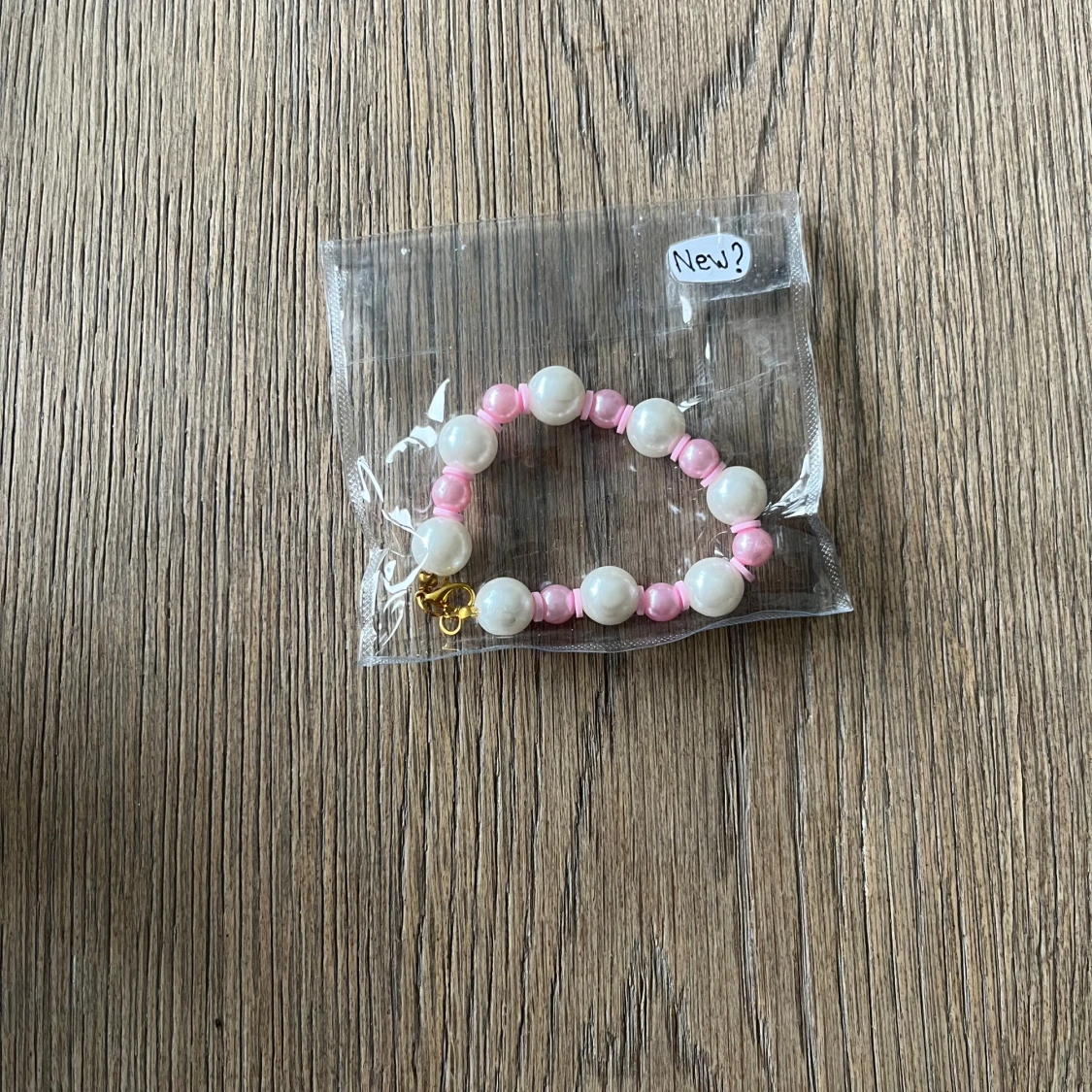 Pärlarmband med rosa och vita pärlor