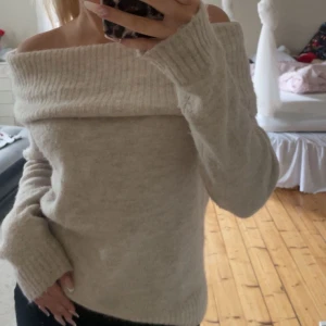 Beige offshoulder stickad tröja Gina Tricot - Supermysig beige stickad tröja från Gina Tricot med bred ribbad offshoulder-krage.